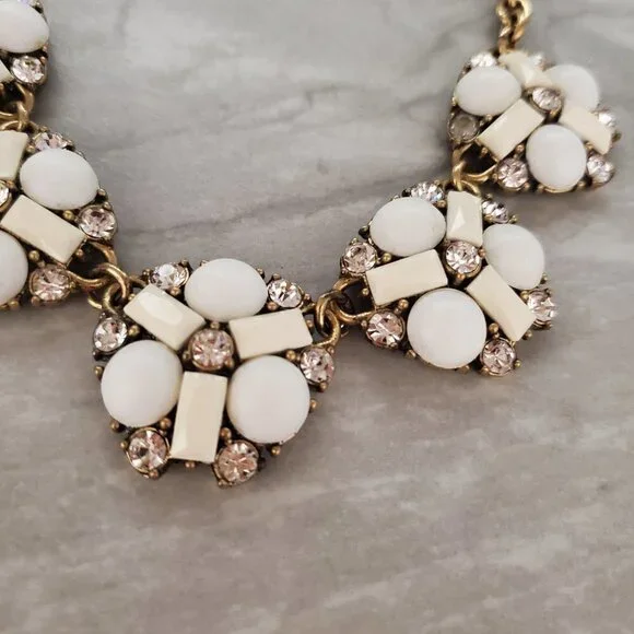 💖 J.Crew White Rhinestones Crystals Cluster Statement Necklace 💖 - Picture 5 of 16
